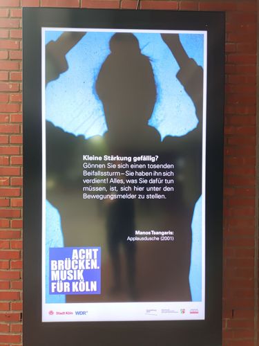 new version of Manos Tsangaris' installation “Applausdusche” is presented on a screen