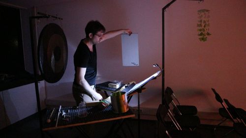 picture showing a moment from Manos Tsangaris' piece “City Pieces” in Cologne