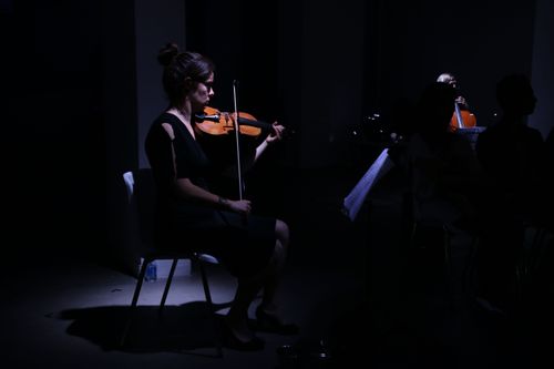 picture showing a moment from Manos Tsangaris' piece “City Pieces” in Hong Kong