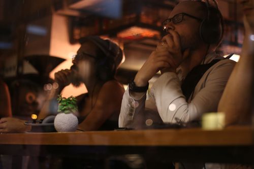 picture showing a moment from Manos Tsangaris' piece “City Pieces” in Hong Kong