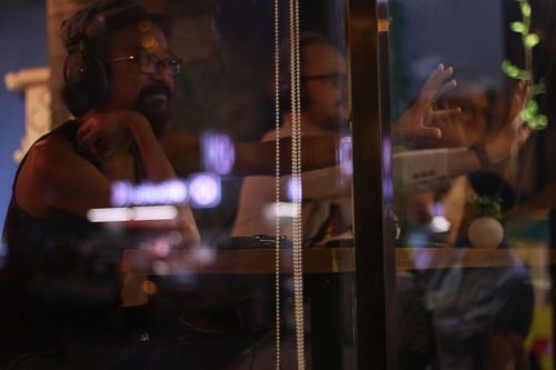 picture showing a moment from Manos Tsangaris' piece “City Pieces” in Hong Kong
