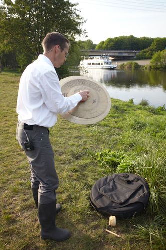 photo showing a moment from the piece “Schwalbe”, which was performed on and by a small river