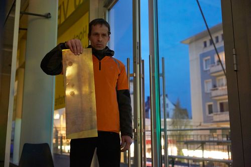 picture showing a moment from Manos Tsangaris' piece “Mauersegler” in Witten 2013