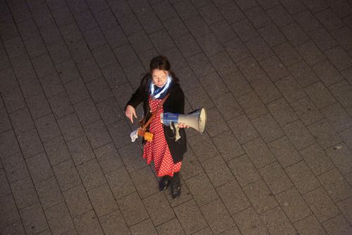 picture showing a moment from Manos Tsangaris' piece “Mauersegler” in Witten 2013
