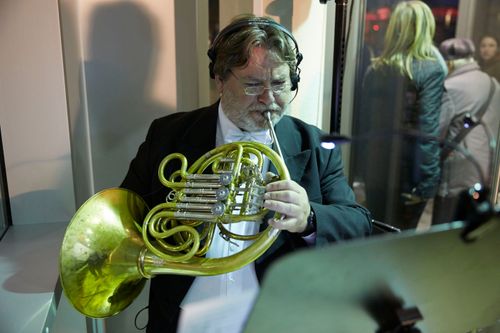 picture showing a moment from Manos Tsangaris' piece “Mauersegler” in Witten 2013