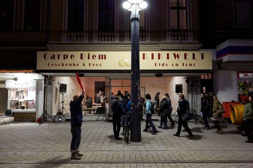 picture showing a moment from Manos Tsangaris' piece “Mauersegler” in Witten 2013