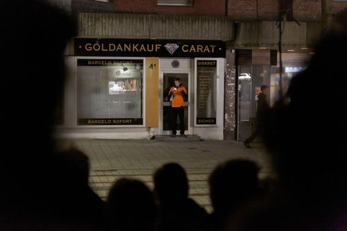 picture showing a moment from Manos Tsangaris' piece “Mauersegler” in Witten 2013
