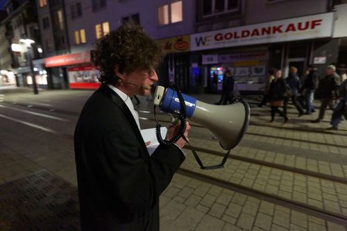 picture showing a moment from Manos Tsangaris' piece “Mauersegler” in Witten 2013