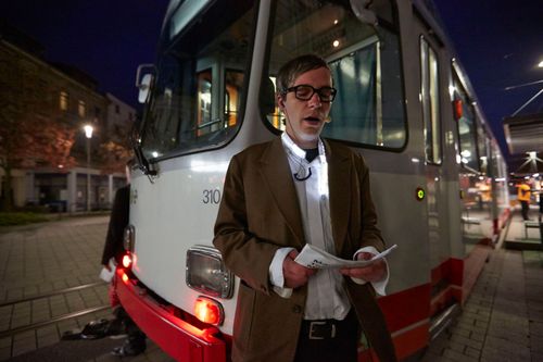 picture showing a moment from Manos Tsangaris' piece “Mauersegler” in Witten 2013
