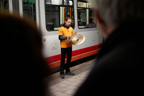 picture showing a moment from Manos Tsangaris' piece “Mauersegler” in Witten 2013