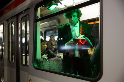 picture showing a moment from Manos Tsangaris' piece “Mauersegler” in Witten 2013