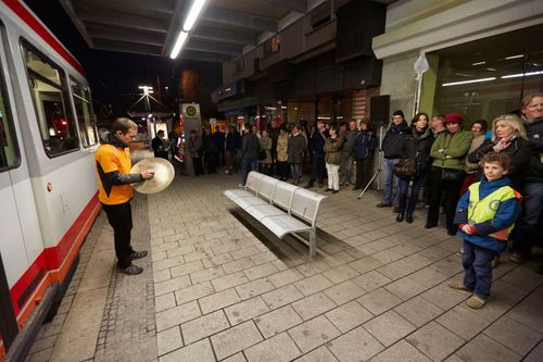 picture showing a moment from Manos Tsangaris' piece “Mauersegler” in Witten 2013