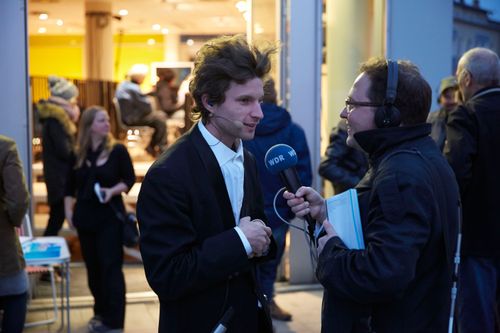 picture showing a moment from Manos Tsangaris' piece “Mauersegler” in Witten 2013