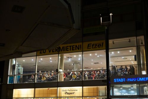 picture showing a moment from Manos Tsangaris' piece “Mauersegler” in Witten 2013