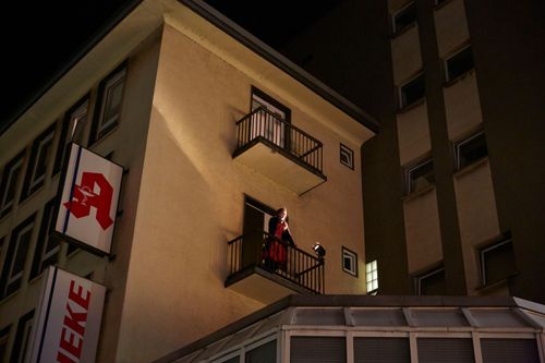picture showing a moment from Manos Tsangaris' piece “Mauersegler” in Witten 2013