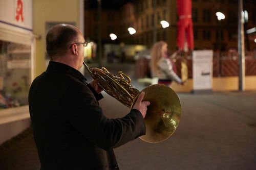 picture showing a moment from Manos Tsangaris' piece “Mauersegler” in Witten 2013