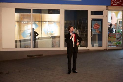 picture showing a moment from Manos Tsangaris' piece “Mauersegler” in Witten 2013