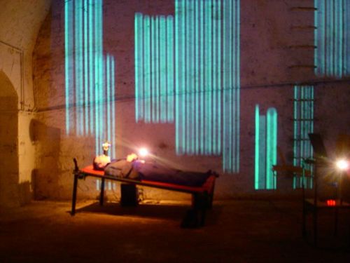 a picture showing a moment from “Drei Räume”