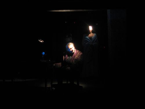 a picture showing a moment from “Drei Räume”